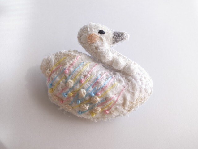 スワンのブローチ 雨ふり刺繍の画像1枚目