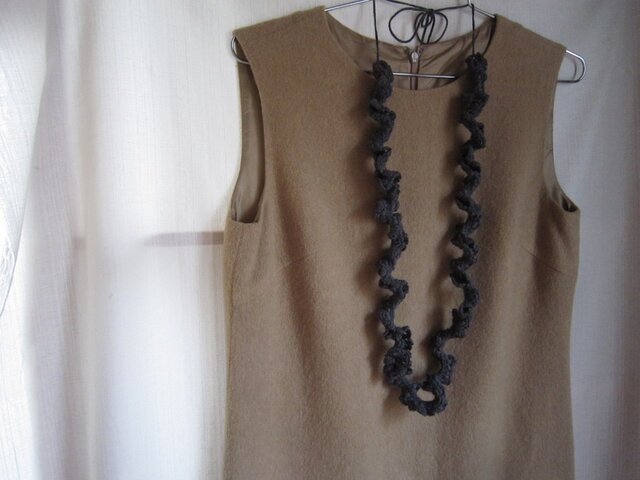 グレーかぎ針編みフリルネックレス | iichi 日々の暮らしを