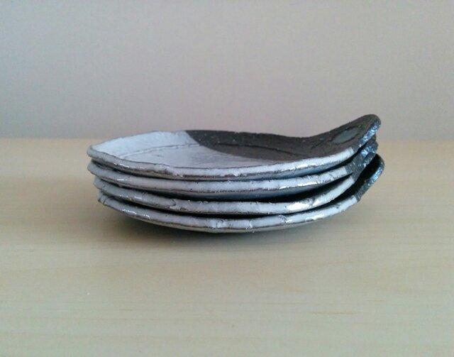 黒土色釉小皿 | iichi 日々の暮らしを心地よくするハンドメイド