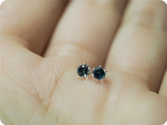 宝石質 ファセットカット ベビーロンドンブルートパーズ 一粒ピアス3mm