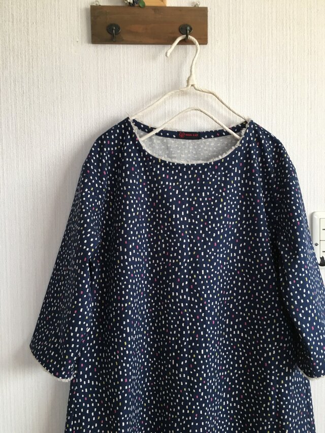 北欧調綿麻の肩落ち後ろ切り替えワンピ四角い雨