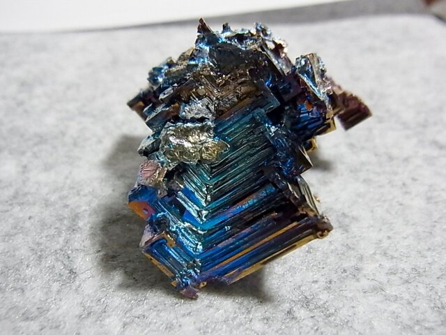 た*K様 神秘的な美しさを持つビスマス結晶 ケース付き【682g】 ビスマス価格高騰！】神秘的なビスマス結晶 606g ケース付き