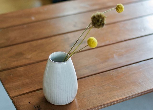 白い陶器の花瓶(鎬)の画像1枚目