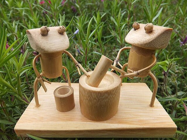 竹細工～カエルの餅つき | iichi 日々の暮らしを心地よくする