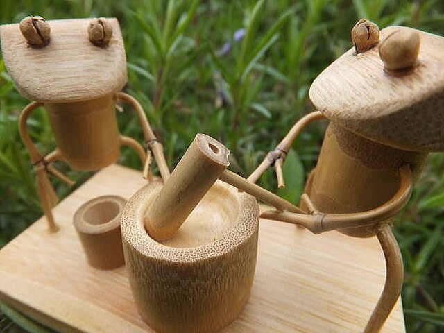 竹細工～カエルの餅つき | iichi 日々の暮らしを心地よくする