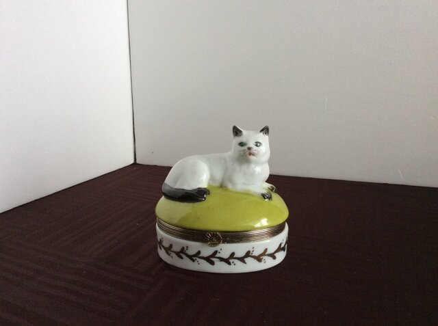 アンテークの白磁猫の小判蓋物の画像1枚目