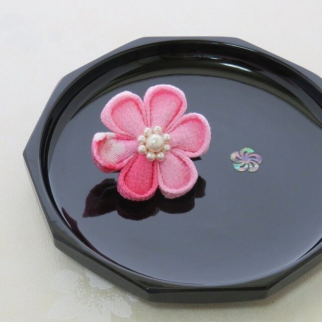 お花の大きさ:5cm髪飾り つまみ細工(ピンク色2WAYブローチピン)の画像1枚目