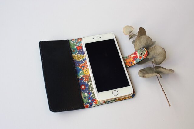 牛本革とリバティープリントのiphone6・6S・7・8・X 専用ケース ネイビーの画像1枚目