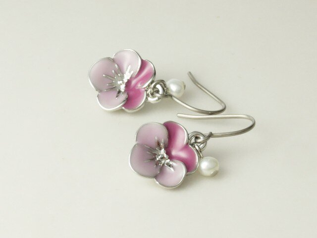 お花のチャームと淡水パールのピアス ビオラ ピンクの画像1枚目
