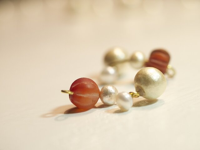 **white&red X'mas** パールと古代カーネリアンのピアス-Bの画像1枚目