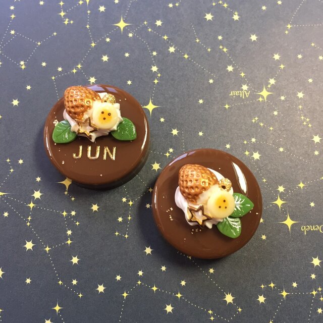 選べる2種類!名前入り?ゴールドいちごのチョコケーキブローチの画像1枚目