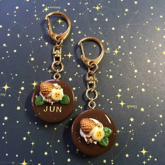 選べる2種類!名前入り?ゴールドいちごのチョコケーキキーホルダーの画像1枚目