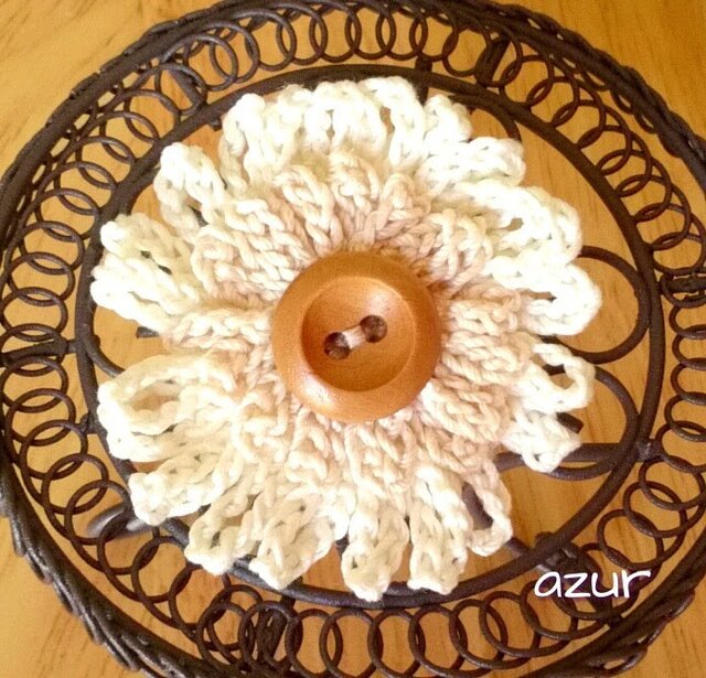 花のコサージュ(小) 生成り色+ベージュの画像1枚目