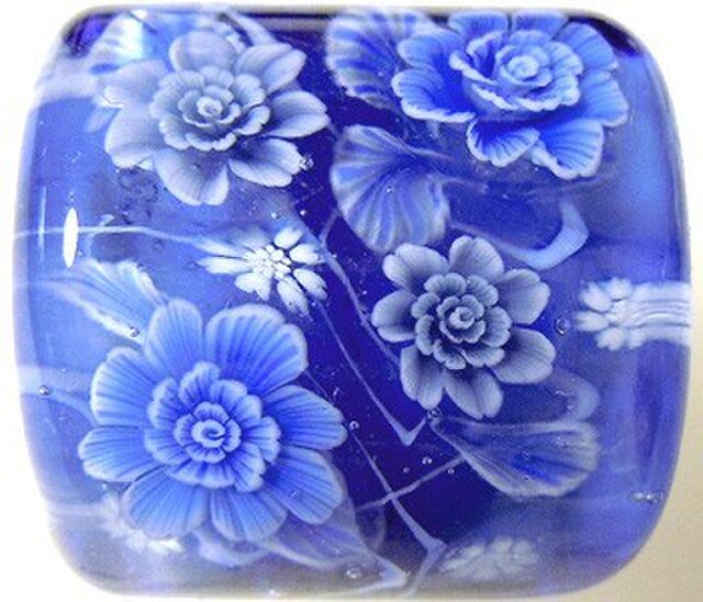 とんぼ玉帯留め デルフトブルーの薔薇(バラ)の画像1枚目