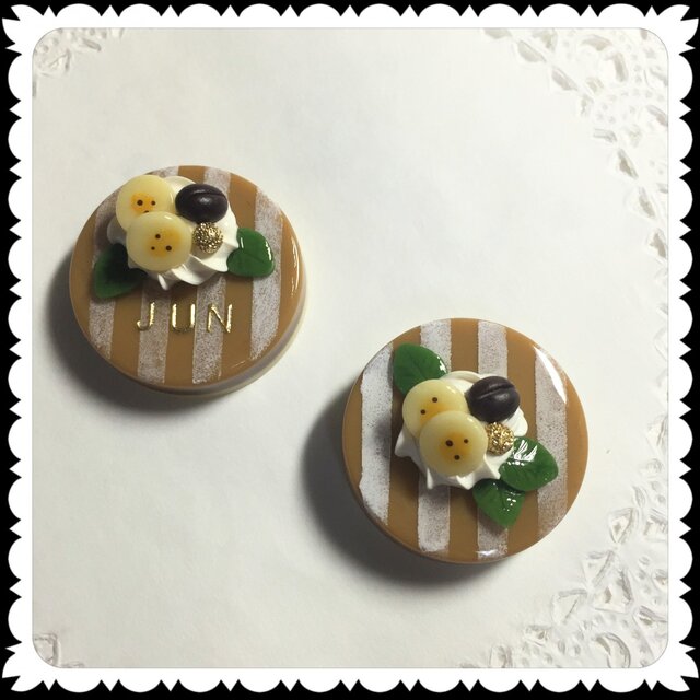 選べる2種類!名前入り?モカバナナストライプケーキのブローチの画像1枚目