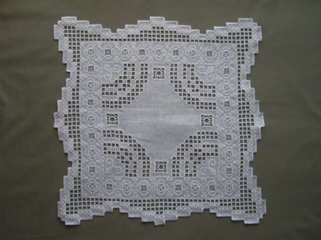 ハーダンガー刺繍 テーブルセンター の画像1枚目