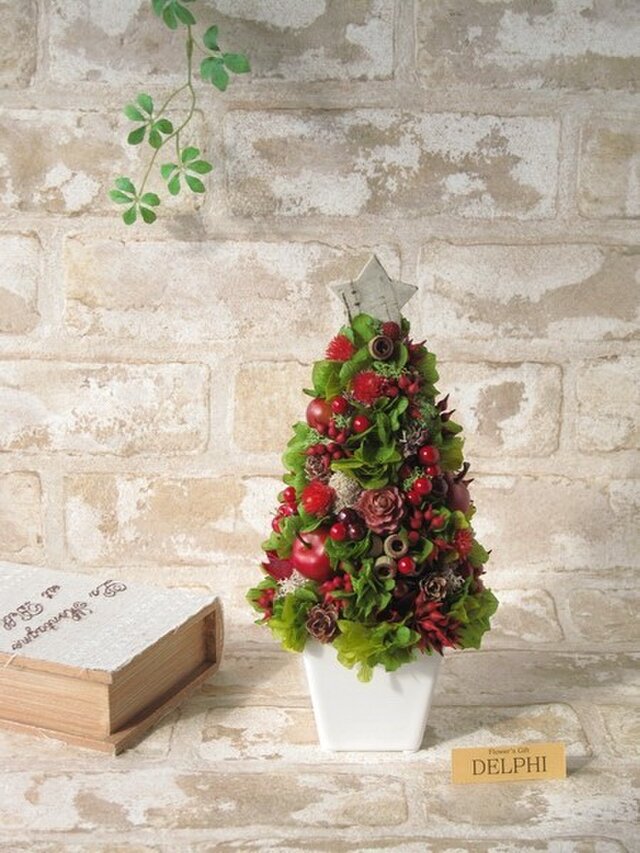赤い実とあじさいのクリスマスツリー【プリザーブドフラワー】の画像1枚目