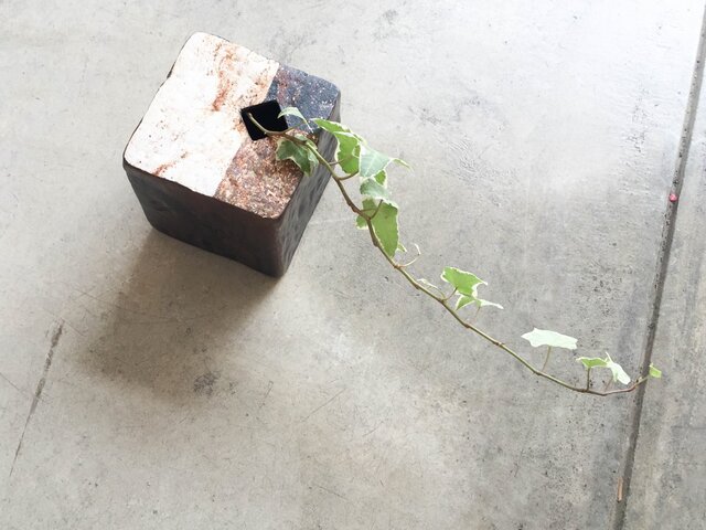 四角いブロックの花器(黒釉)の画像1枚目