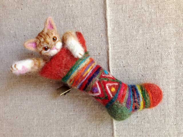KITTEN IN CHRISTMAS STOCKING E ブローチ バッグチャームの画像1枚目