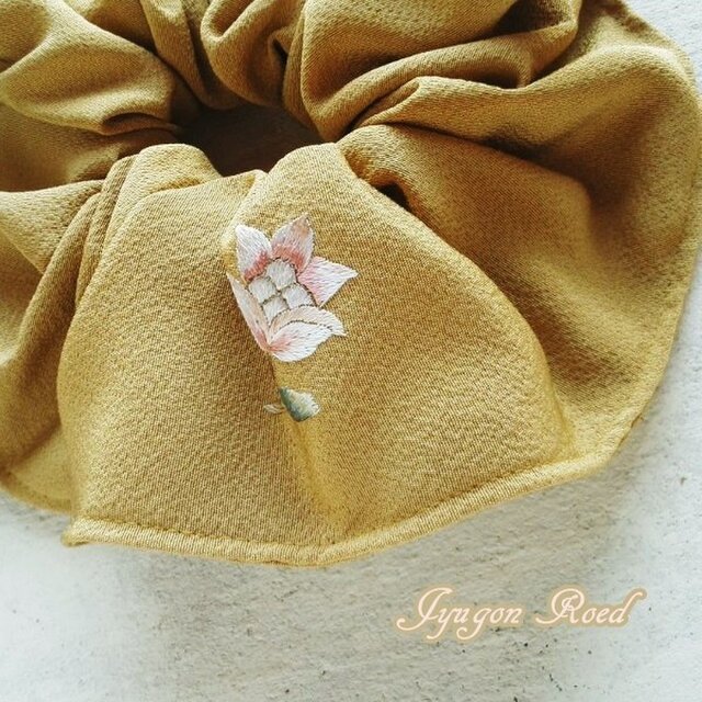 刺繍・シルクのシュシュ(芥子色)の画像1枚目