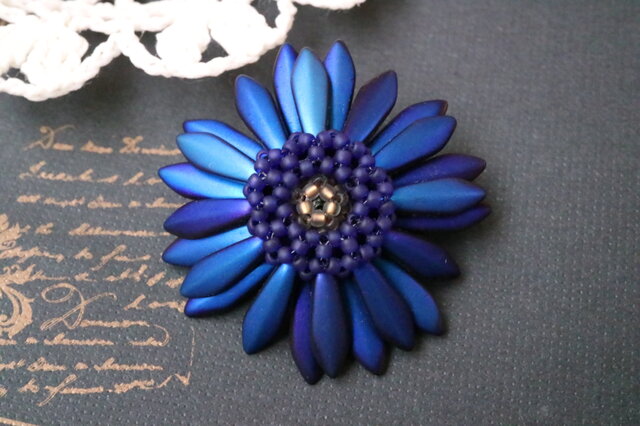 ガーベラのブローチ（ミッドナイトブルー） | iichi 日々の暮らしを