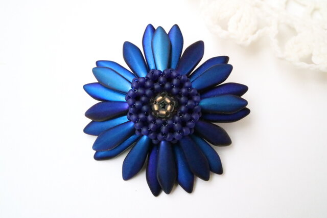 ガーベラのブローチ（ミッドナイトブルー） | iichi 日々の暮らしを