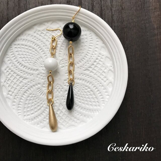 BLACK×WHITE×GOLDasymmetry pierce earringsの画像1枚目