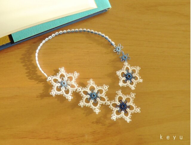 雪の結晶しおり(ほし 青+白)/タティングレースの画像1枚目