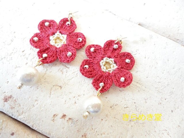 コットンパールとレース編みのお花ピアス(レッド)の画像1枚目
