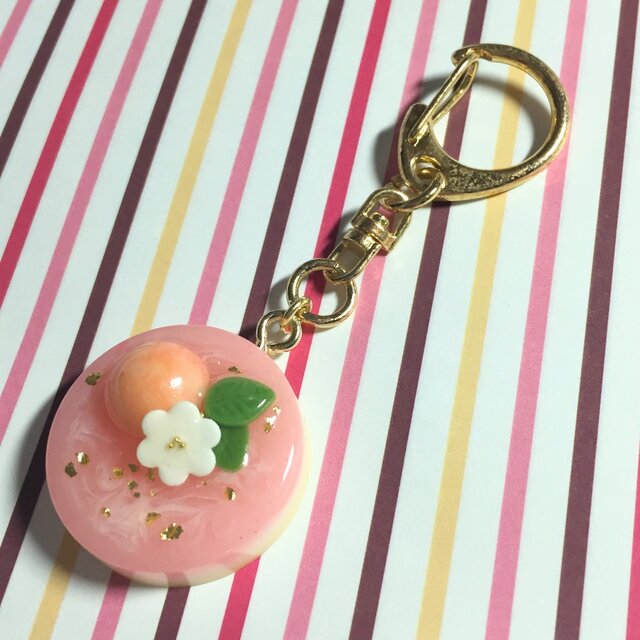 再販☆桃のコンポートケーキのキーホルダーの画像1枚目