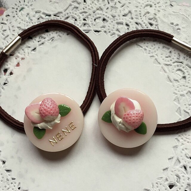 選べる2種類 名前入り 白いちごのホワイトケーキヘアゴム Iichi ハンドメイド クラフト作品 手仕事品の通販