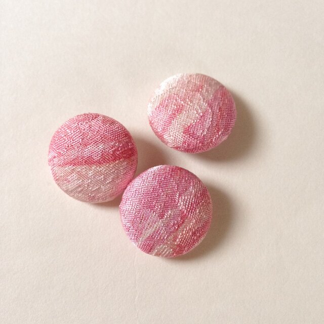 絹手染くるみボタン3個（18mm ピンク）