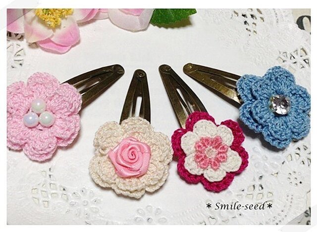 コットン糸で編んだお花のパッチンピン(4本セット)の画像1枚目