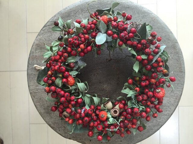 クリスマスリース 赤い野ばらの実の画像1枚目