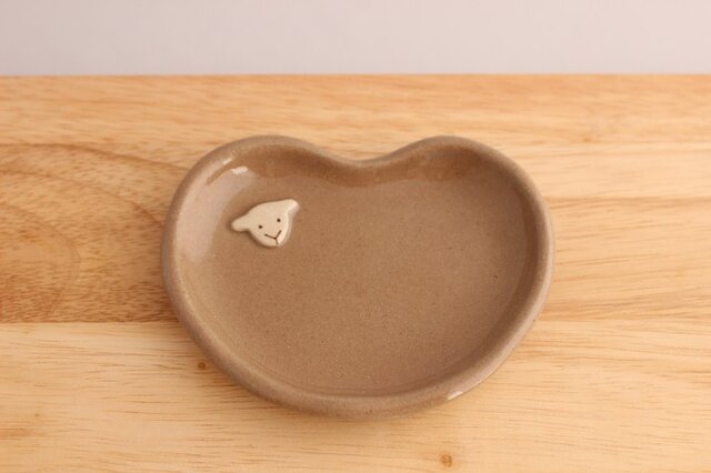 ふっくらハートのひつじ小皿(チョコムース色)の画像1枚目