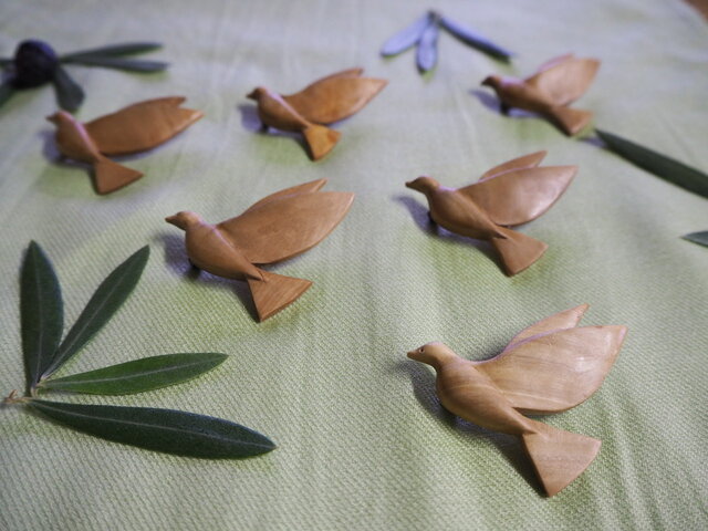 ビンテージ シルバーブローチ オリーブを咥えた鳩 真珠 パール ハンドメイド 鳩（ハト）のブローチ オリーブ材 | iichi 日々の暮らしを