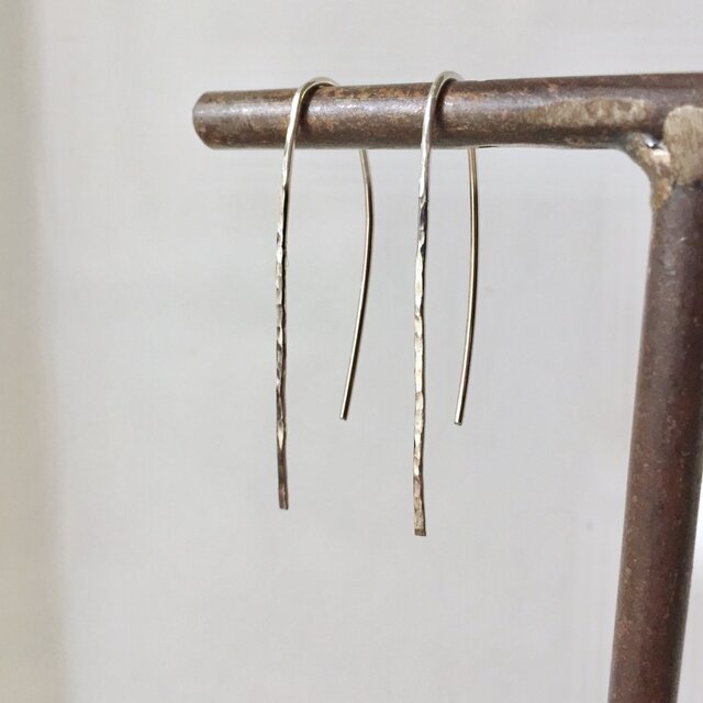 槌目模様のロングピアス / silverの画像1枚目