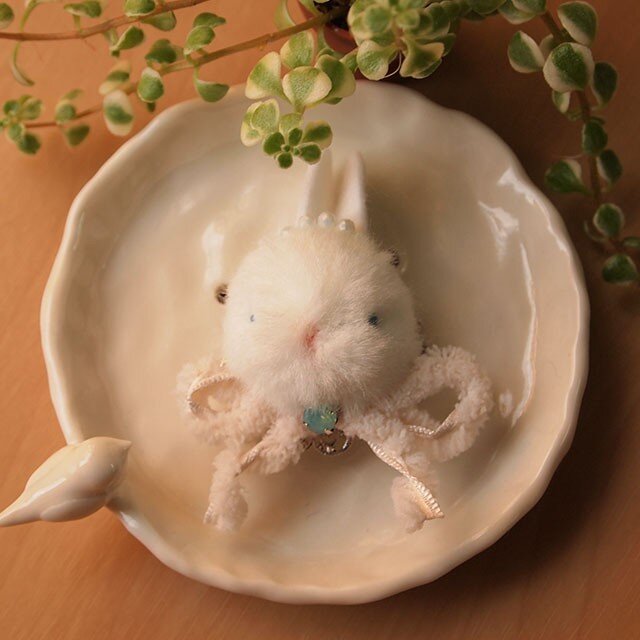 ふんわりブローチ＊雪白うさぎと氷のカケラ