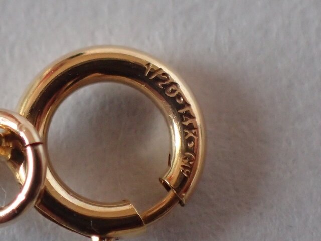 14kgf/マザーオブパール×クリスタルとマルチスピネルのひらひらスカートピアス 極細マザーオブパール ホワイト ラウンド 約2-3mm 14kgf