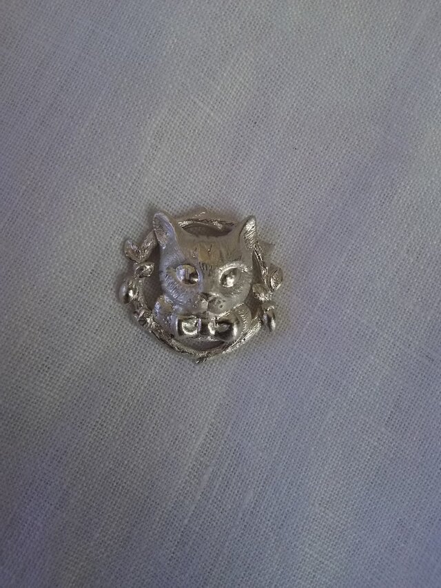 とら猫とマタタビリースのペンダントの画像1枚目