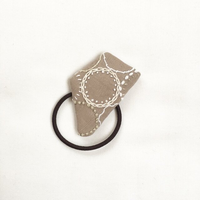 ヘアゴム/ブローチ◯[花蕾]砂色×綿色