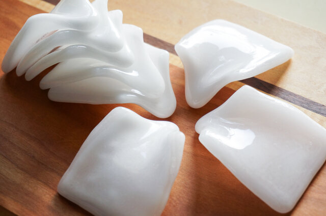 4個セット】 ○ 白色ガラスの箸置き - 「 KAZEの肌 」 | iichi 日々の