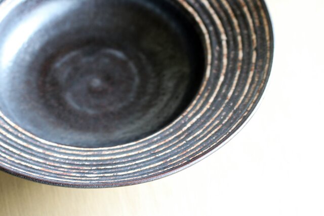 伊豆土リムストライプの大鉢(黒釉)の画像1枚目