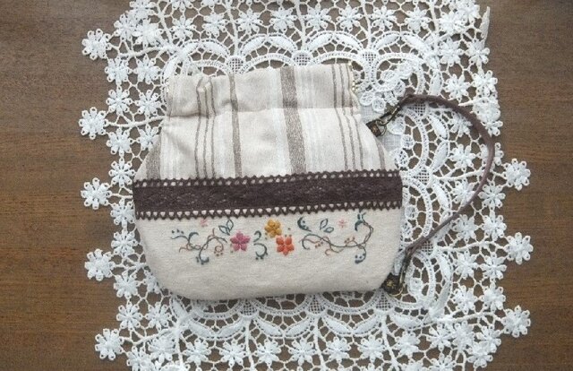SOLD ティーカップ風花刺繍バネくちポーチの画像1枚目