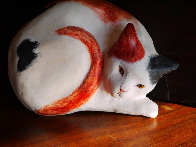 レリーフ 眠たい三毛猫 SALEの画像1枚目