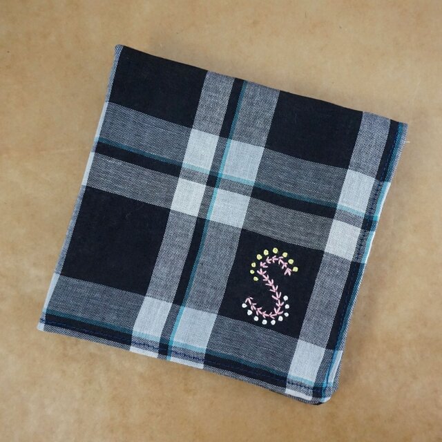 手刺繍入り4重ガーゼハンカチ「イニシャルS」2[受注制作]