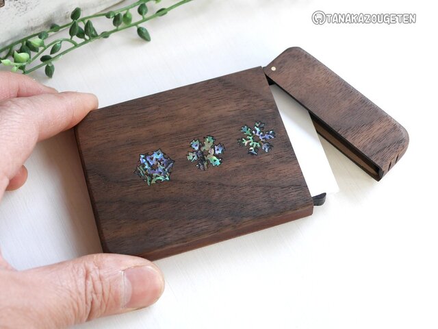 木製名刺入れ【雪の結晶~Snow Fantasy~】ウォールナットの画像1枚目
