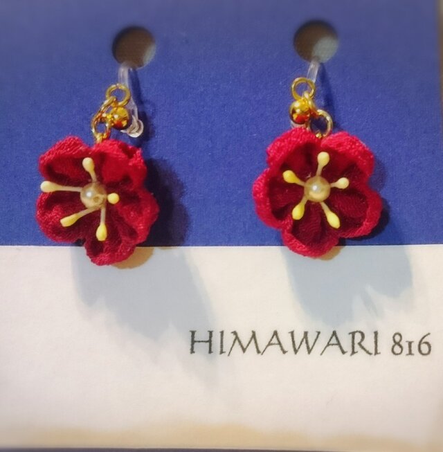紅梅のイヤリング つまみ細工の画像1枚目