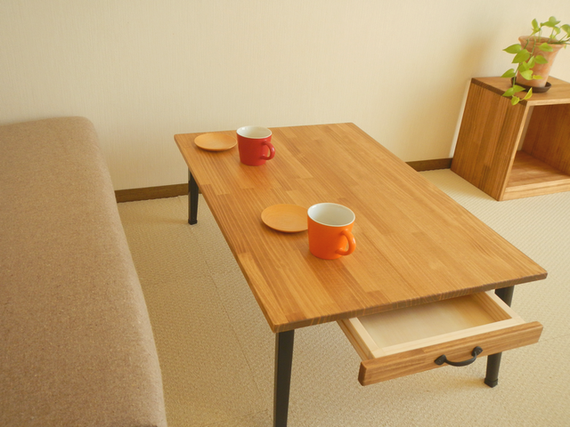 ひきだし2杯、大きなカフェテーブルの画像1枚目