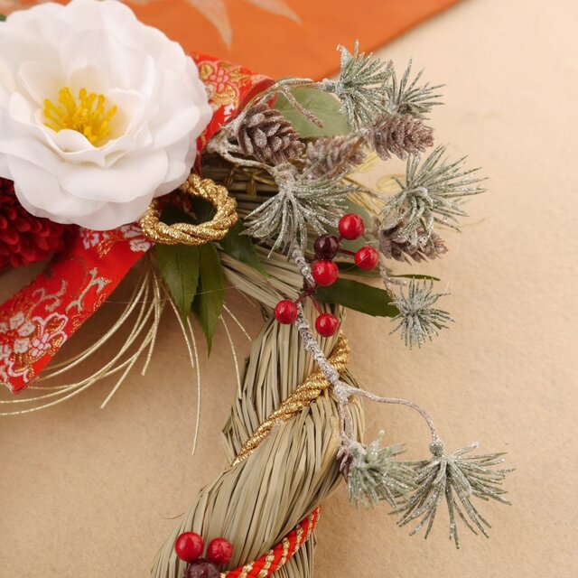 白椿のしめ縄飾り | iichi 日々の暮らしを心地よくするハンドメイドや